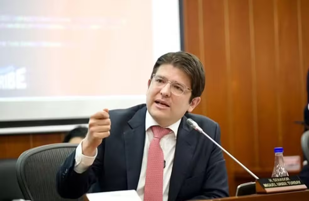 Pré-candidato à presidência da Colômbia, Miguel Uribe, morre após atentado durante discurso