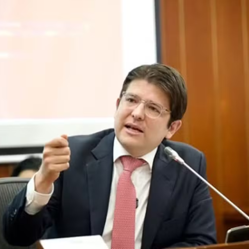 Pré-candidato à presidência da Colômbia, Miguel Uribe, morre após atentado durante discurso