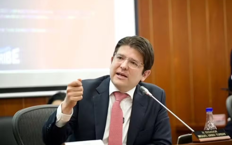 Pré-candidato à presidência da Colômbia, Miguel Uribe, morre após atentado durante discurso